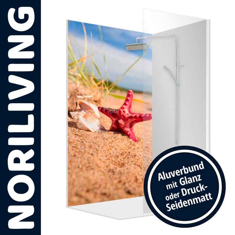 Duschwand mit Seestern und Muschel auf Sandstrand, Noriliving Logo