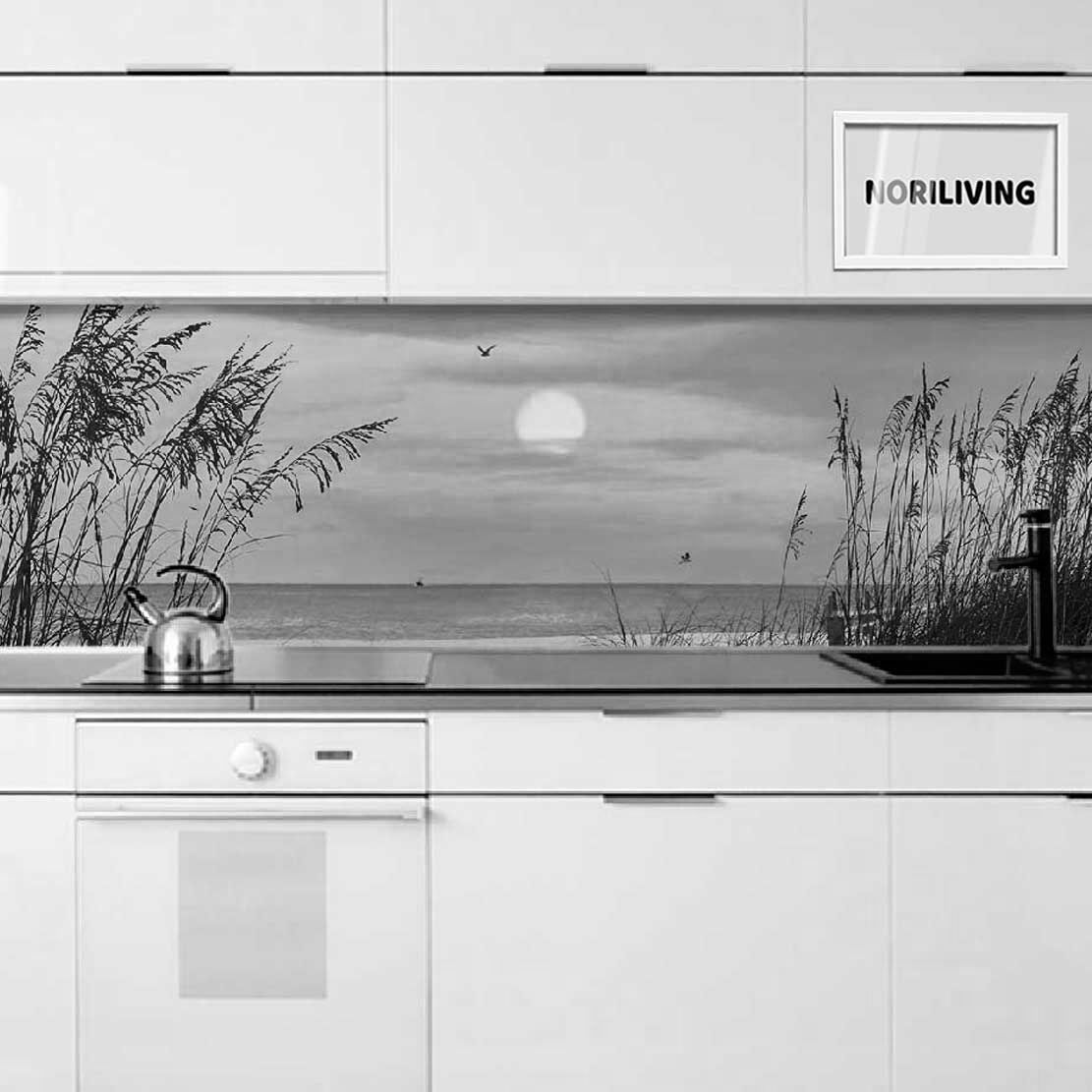 in der Küche eingebaute Küchenrückwand mit Motiv Sonnenuntergang über Holmes Beach 324 schwarz-weiß