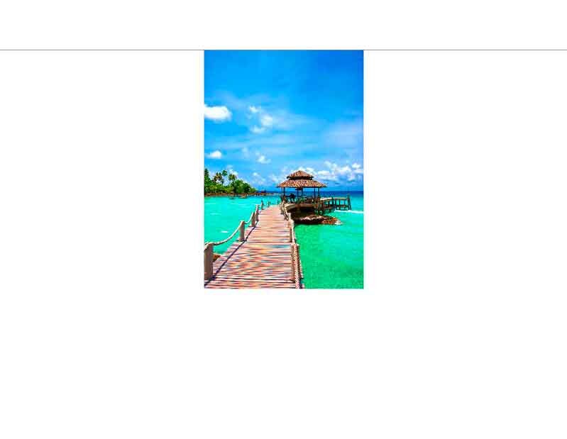 Ein hölzerner Steg führt zu einem Pavillon über türkisfarbenem Meer unter blauem Himmel in tropischer Umgebung.