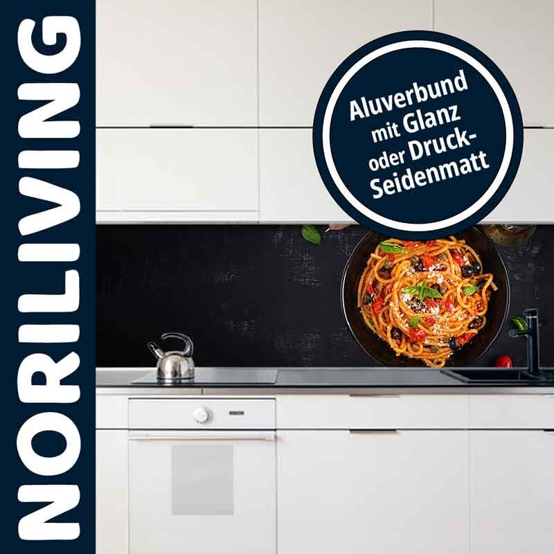 Moderne Küche mit stilvoller Noriliving-Aluverbundrückwand in Glanz oder Druck-Seidenmatt-Optik, abgebildet mit einer Pfanne voller Pasta-Gericht.