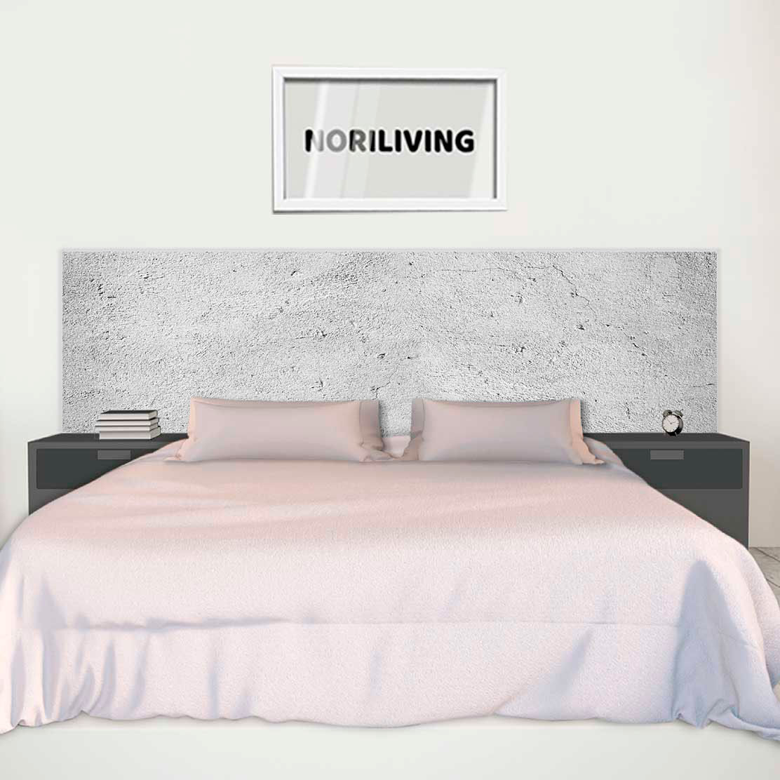 im Schlafzimmer eingebaute Bettrückwand mit Motiv hellgrauer gerissener Rauputz 736 schwarz-weiß
