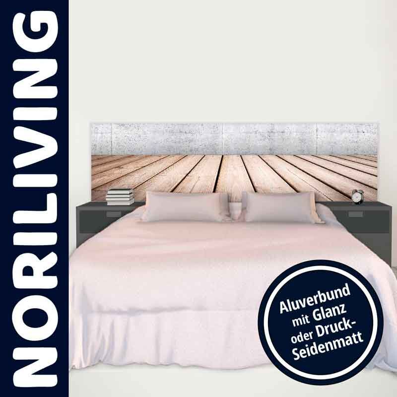 Elegantes Schlafzimmer mit einem Bett, das ein Kopfteil aus Aluverbund mit Holzoptik und grauen Nachttischen zeigt. Text auf Kopfteil: Aluverbund mit Glanz oder Druck-Seidenmatt.