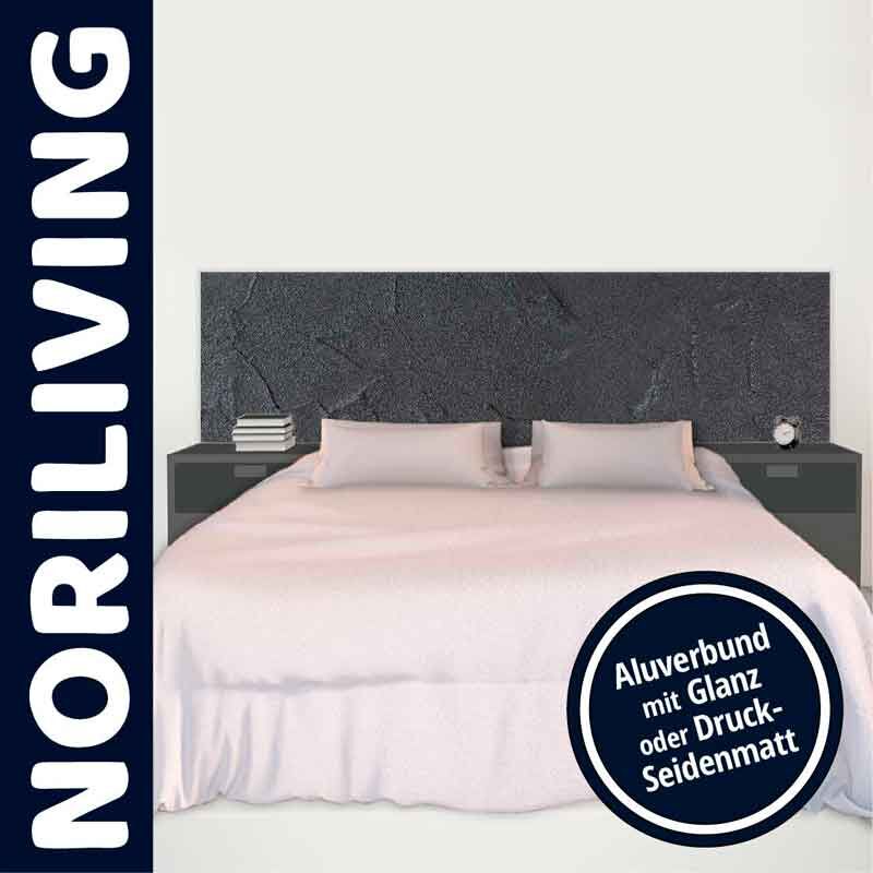 NORILIVING Bett mit modernem Kopfteil aus Aluverbund, umgeben von Nachttischen und dekorativen Elementen