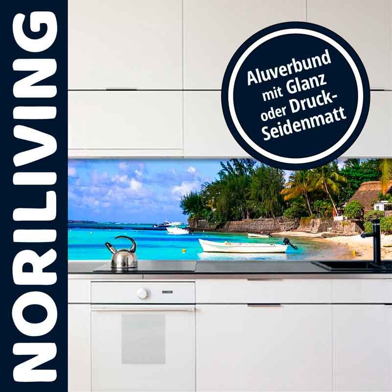 Moderne Küche mit einer Noriliving Aluverbund Rückwand, die ein tropisches Inselmotiv zeigt, erhältlich in Glanz oder Druck-Seidenmatt.