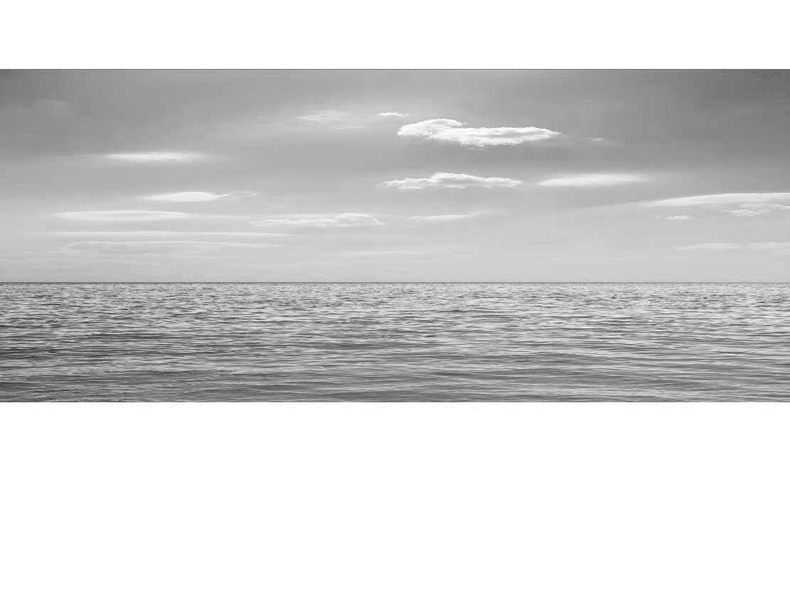 Ansicht des Badrückwand-Motivs Blaues Meer mit abendlichem Wolkenhimmel 830 schwarz-weiß