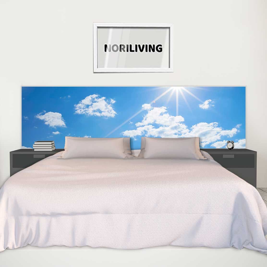 im Schlafzimmer eingebaute Bettrückwand mit Motiv blauer Himmel mit Wolken und Sonnenschein 562