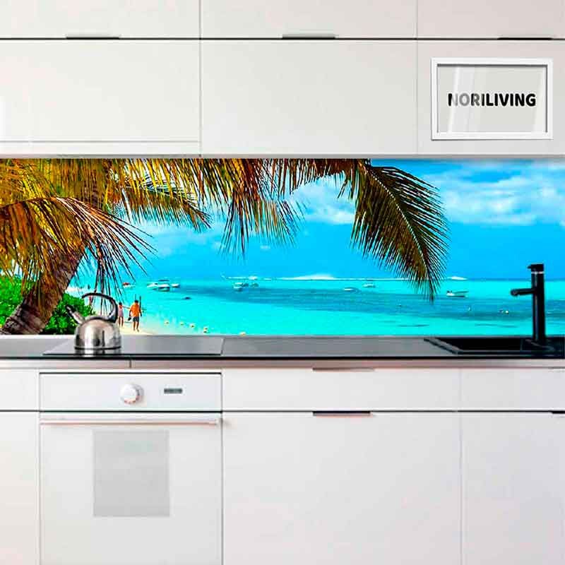 Moderne Küche mit Glasrückwand mit tropischem Strandmotiv, weißen Schränken und schwarzer Spüle
