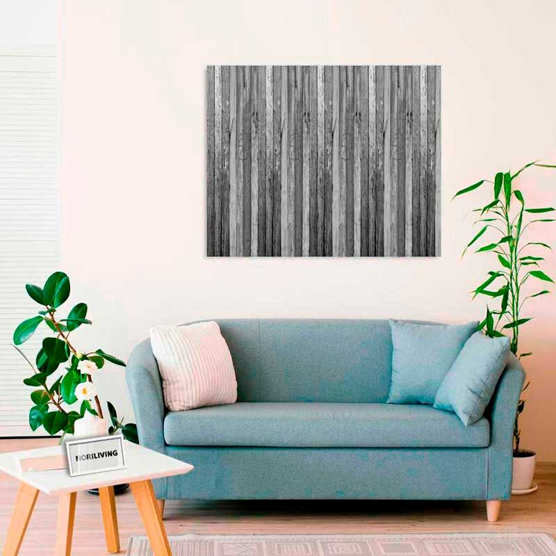 Elegantes Wohnzimmer mit einem blauen Sofa, einem weißen Kissen, grünen Pflanzen und einer Holzwanddekoration.