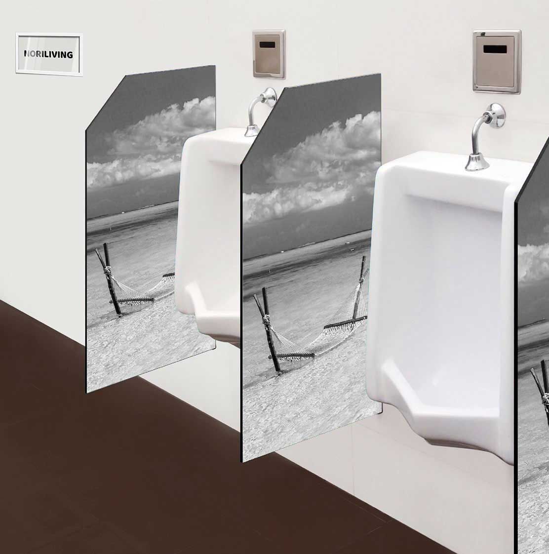 in der Toilette eingebaute Schamwand mit Motiv Hängematte im türkisfarbenen Wasser Mauritius 622 schwarz-weiß