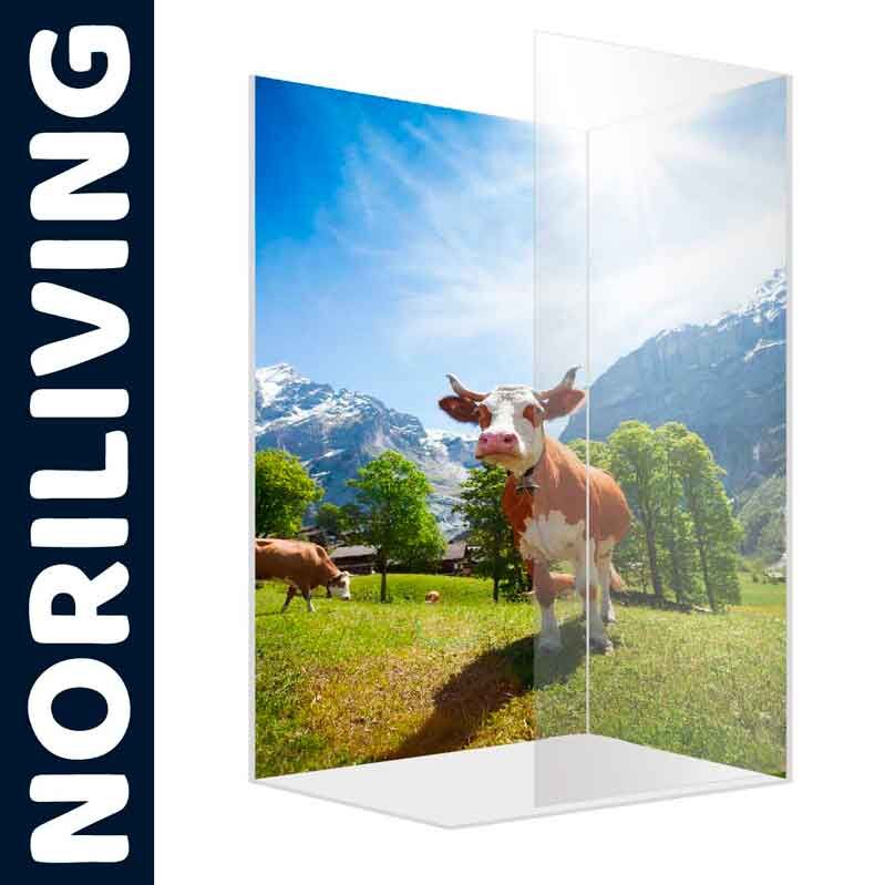 Duschwand von Norliving mit Kuh und Bergpanorama im Hintergrund