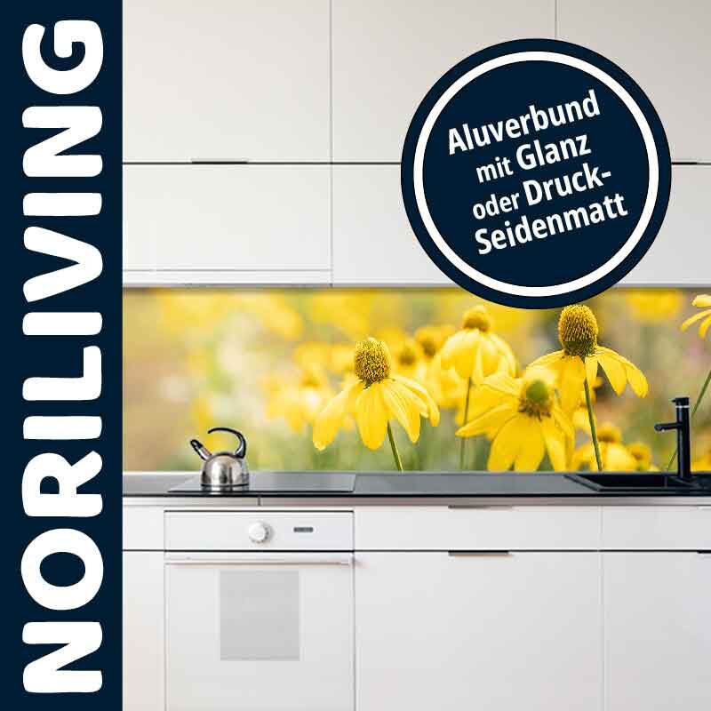 Küche mit gelbem Blumen-Spritzschutz im Aluverbund, glänzend oder seidenmatt