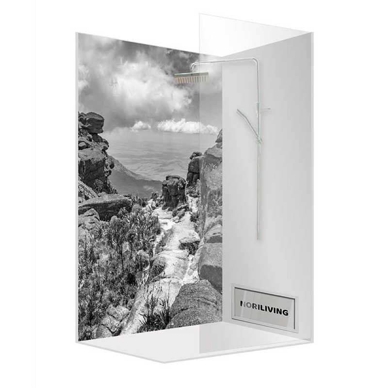 Elegante Duschkabine mit Landschaftsmotiv in Schwarz-Weiß und Glaswänden