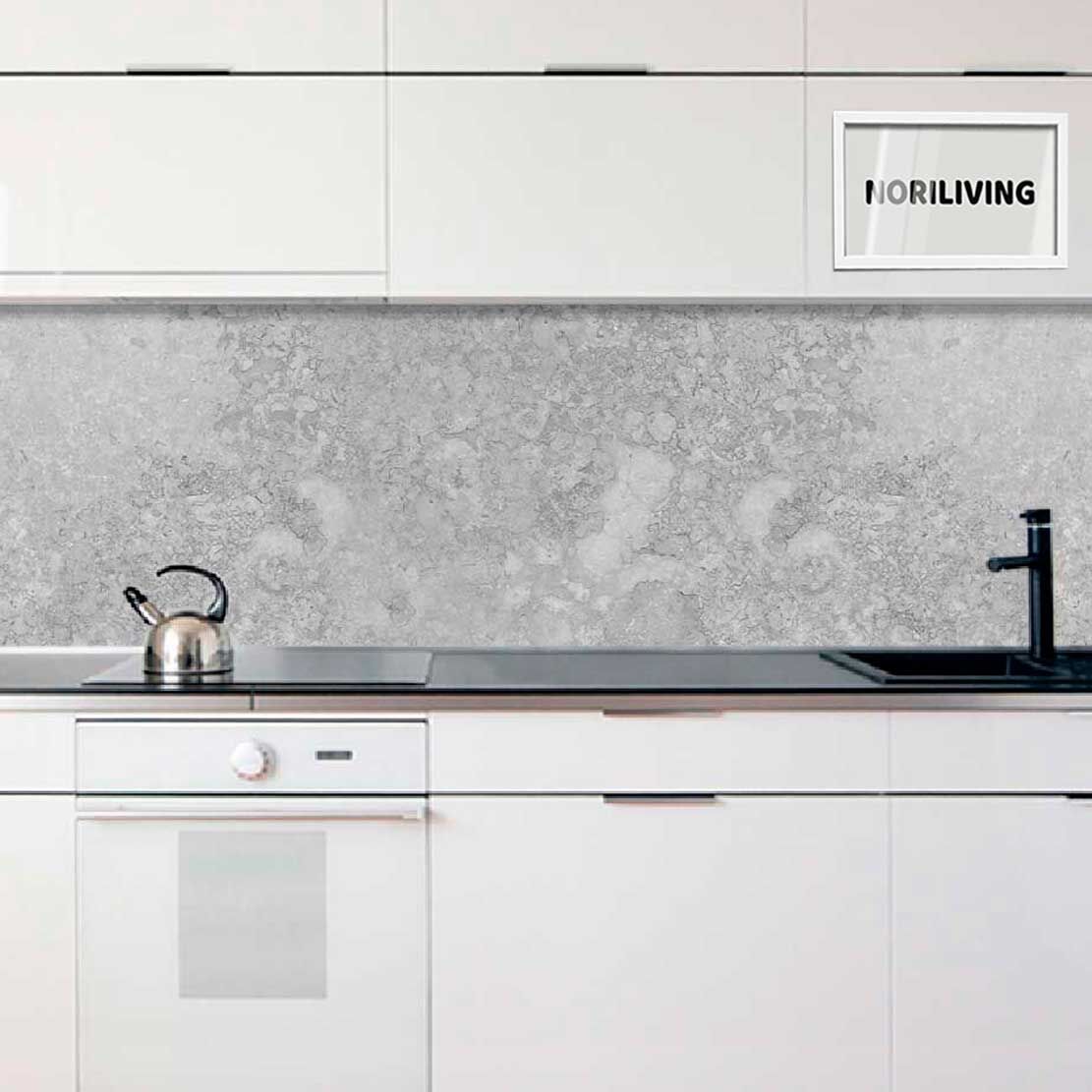 Moderne weiße Einbauküche mit grauer Steinrückwand, Wasserkocher und Spülbecken