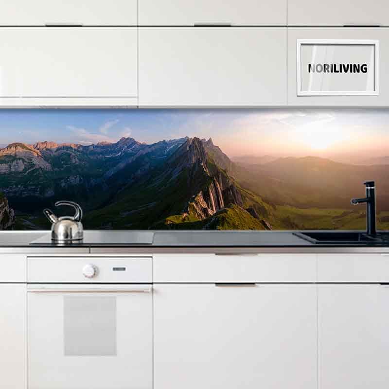 in der Küche eingebaute Küchenrückwand mit Motiv Sonnenuntergang in den Bergen der Schweiz 749