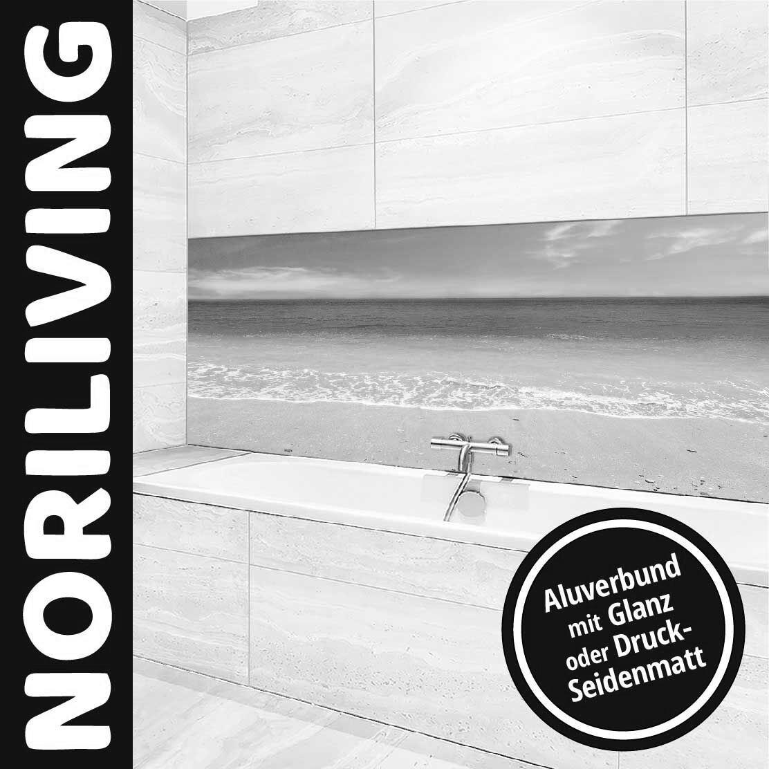 Moderne Badezimmerwand mit einem Aluverbundpaneel, das ein realistisches Strandbild zeigt. Ideal für eine stilvolle Badgestaltung.