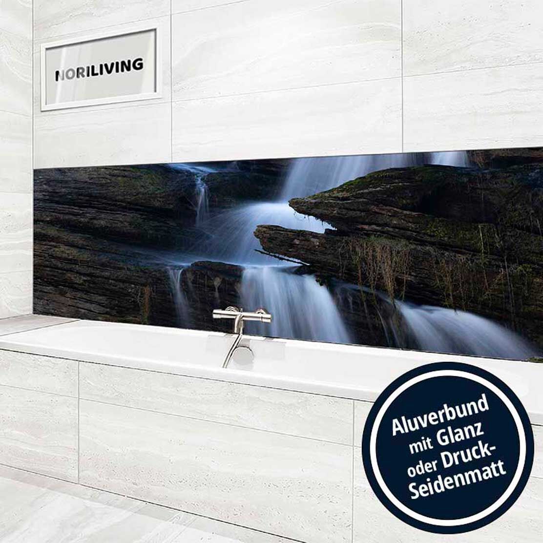 Moderne Badezimmerwand mit Wasserfallbild auf Aluverbund in glänzender oder seidenmatter Optik