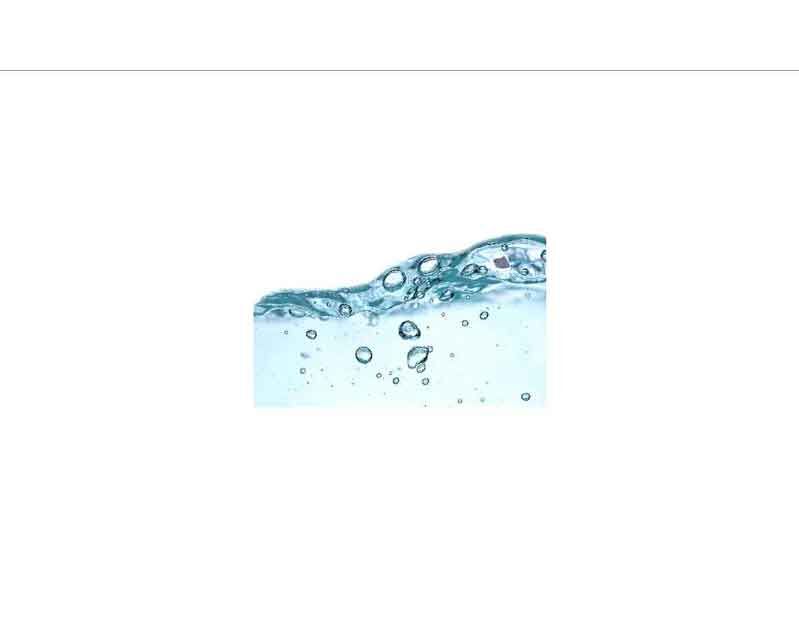 Nahaufnahme von sprudelndem Wasser und Luftblasen