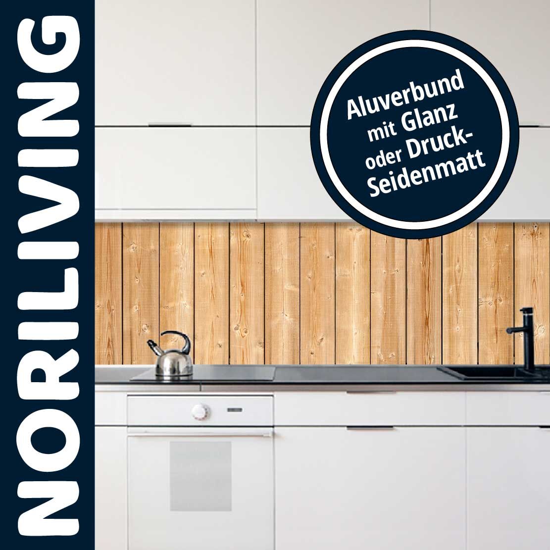 Weiße Küche mit Holzoptik-Rückwand und schwarzem Wasserhahn
