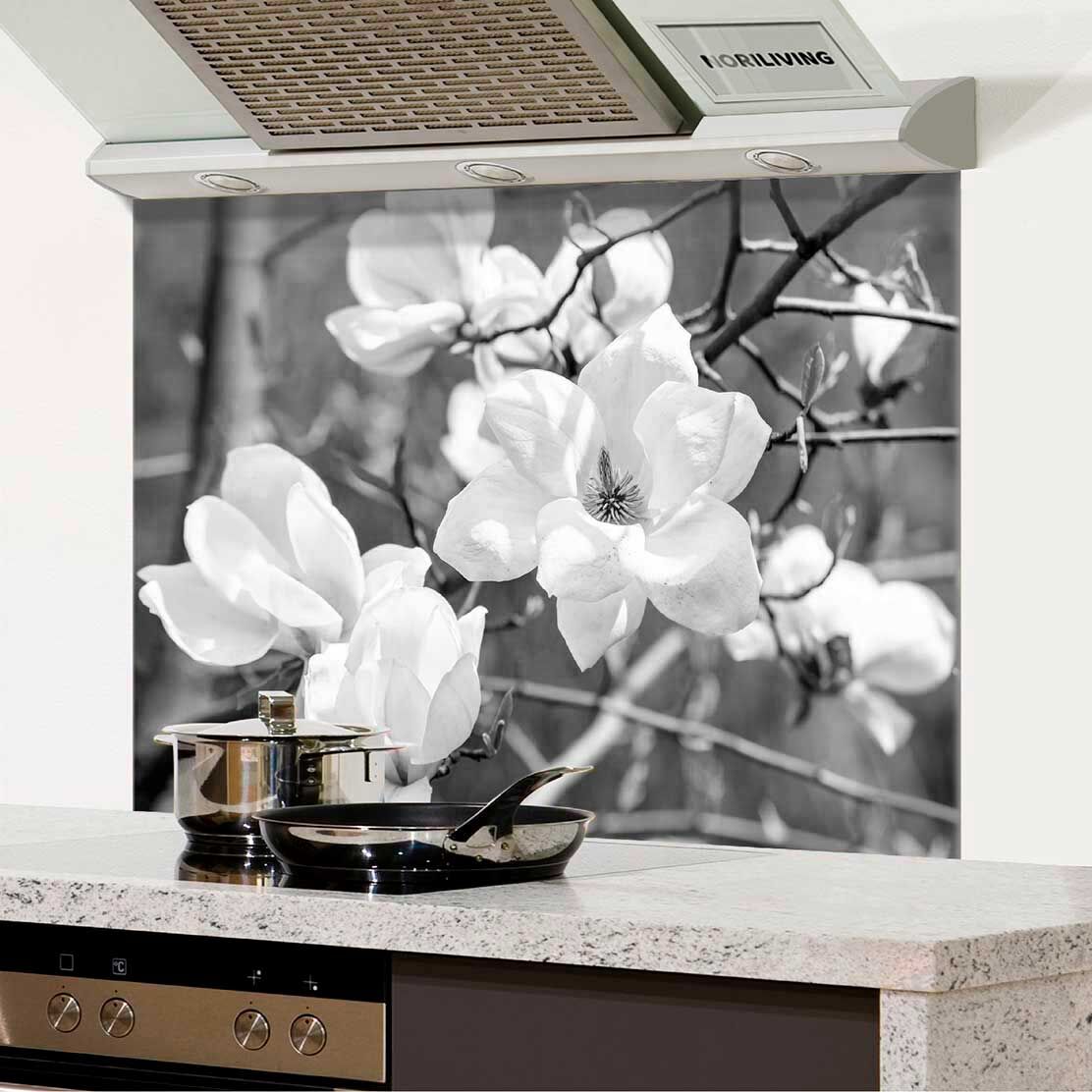 in der Küche eingebauter Spritzschutz Küche - Herd mit Motiv Magnolien-Frühlingsblumen 444 schwarz-weiß