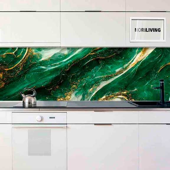 Moderne Küche mit grünem Marmor-Design als Spritzschutz über der Arbeitsplatte.