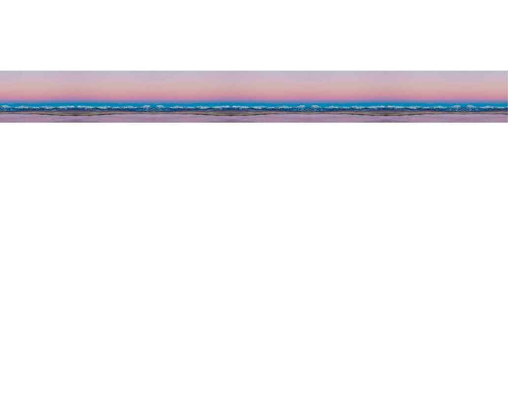 Ein breites Panorama des Meeres mit wellenförmigen Bewegungen und einem rosa-blauen Himmel bei Sonnenuntergang.