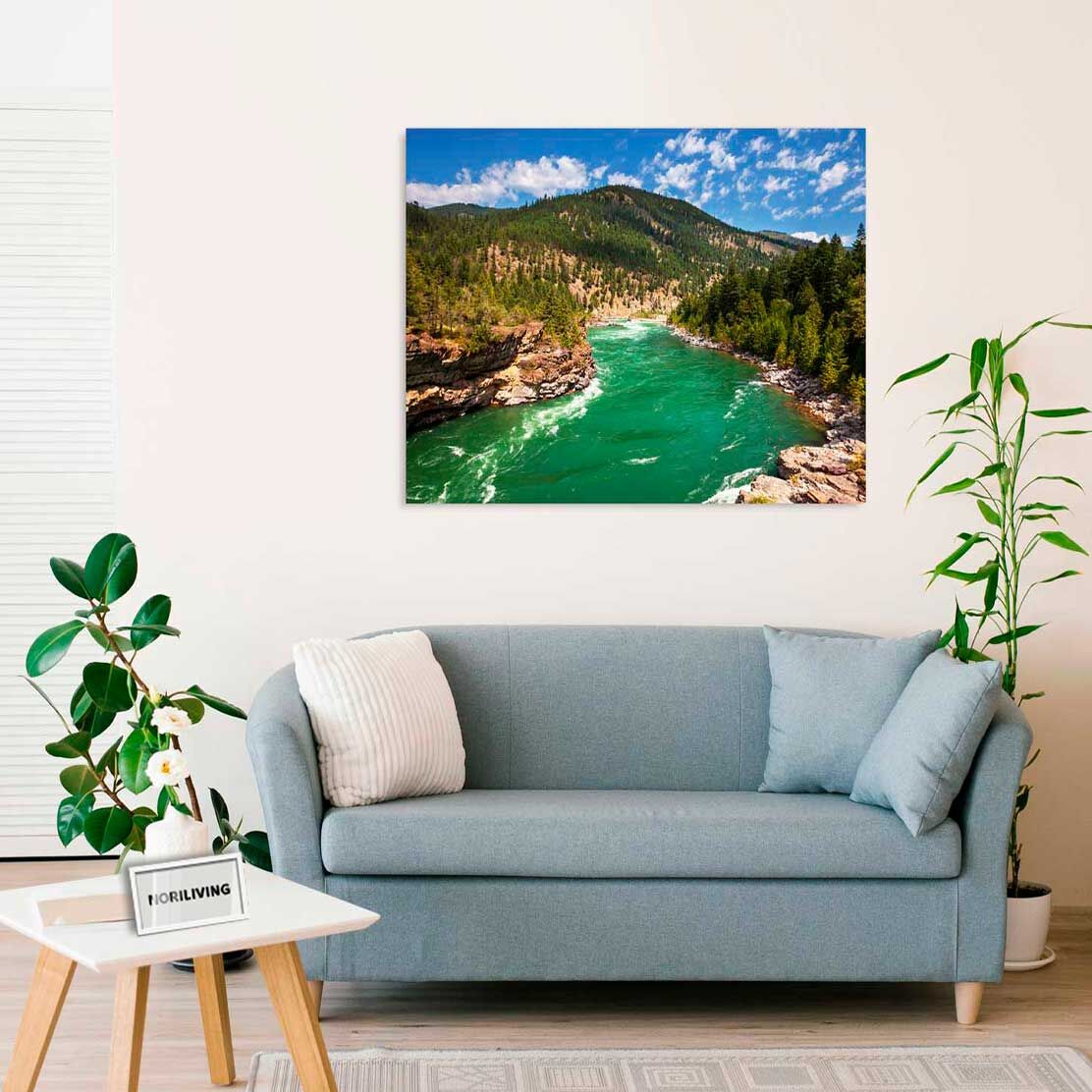 Wandbild über dem Sofa mit Motiv türkisgrüner Gebirgsbach 528