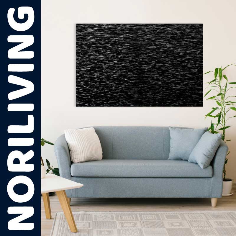 Moderne Wohnzimmerdekoration mit grauem Sofa und abstraktem Wandbild Gemütliches Wohnzimmer mit grauem Sofa, Kissen und großer abstrakter Kunst an der Wand, dekoriert mit Pflanzen und einem weißen Couchtisch.