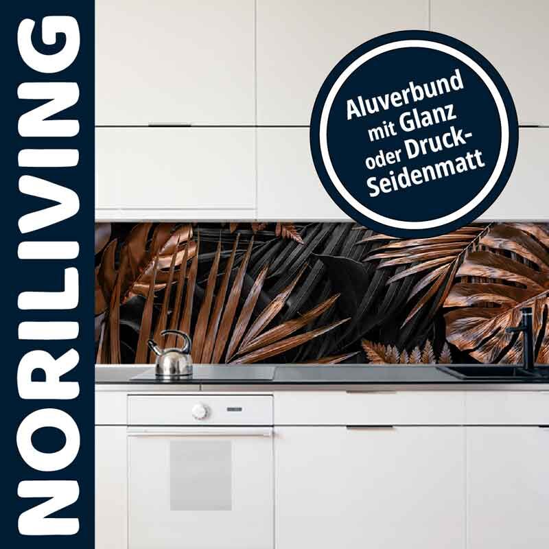 Moderne Küche mit dekorativer Rückwand aus Aluverbund, die ein tropisches Pflanzenmotiv zeigt