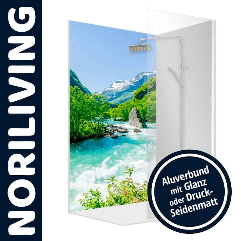Duschwand mit Alpen-Berglandschaft und klarem Fluss, Noriliving Logo
