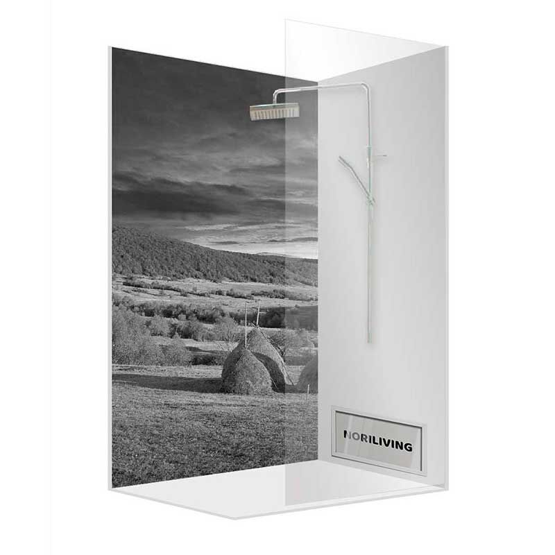 Luxuriöse Duschkabine mit integriertem Duschkopf und Landschaftsfoto im Hintergrund