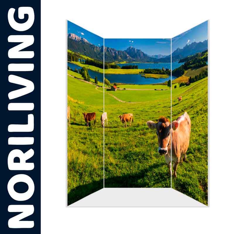 Raumteiler mit Bild von Kühen auf einer grünen Wiese vor einer Berglandschaft