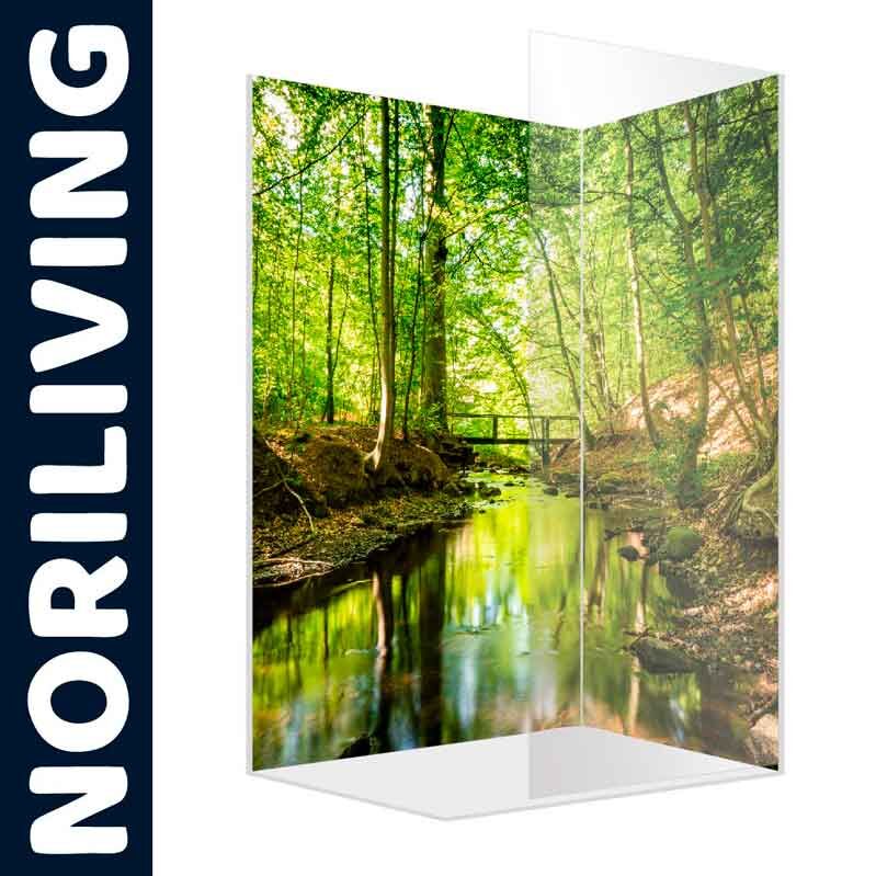 Transparente Duschwand mit einem beruhigenden Wald- und Bachmotiv von Noriliving