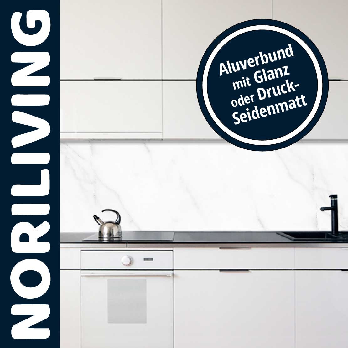 Helle moderne Küche mit weißem Design und Aluverbund Rückwand, angeboten von Noriliving, in Glanz oder Druck-Seidenmatt.