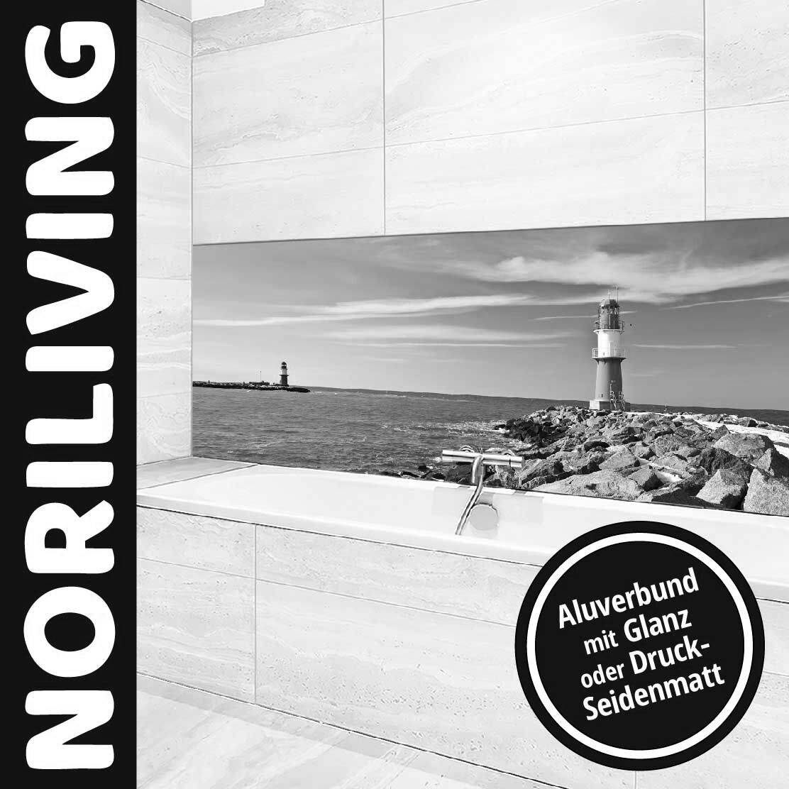 Schwarz-Weiß-Fotografie eines Leuchtturms auf einer Felsenmauer am Meer, angebracht über einer Badewanne in einem Badezimmer. Text: 'NORILIVING - Aluverbund mit Glanz oder Druck-Seidenmatt'.