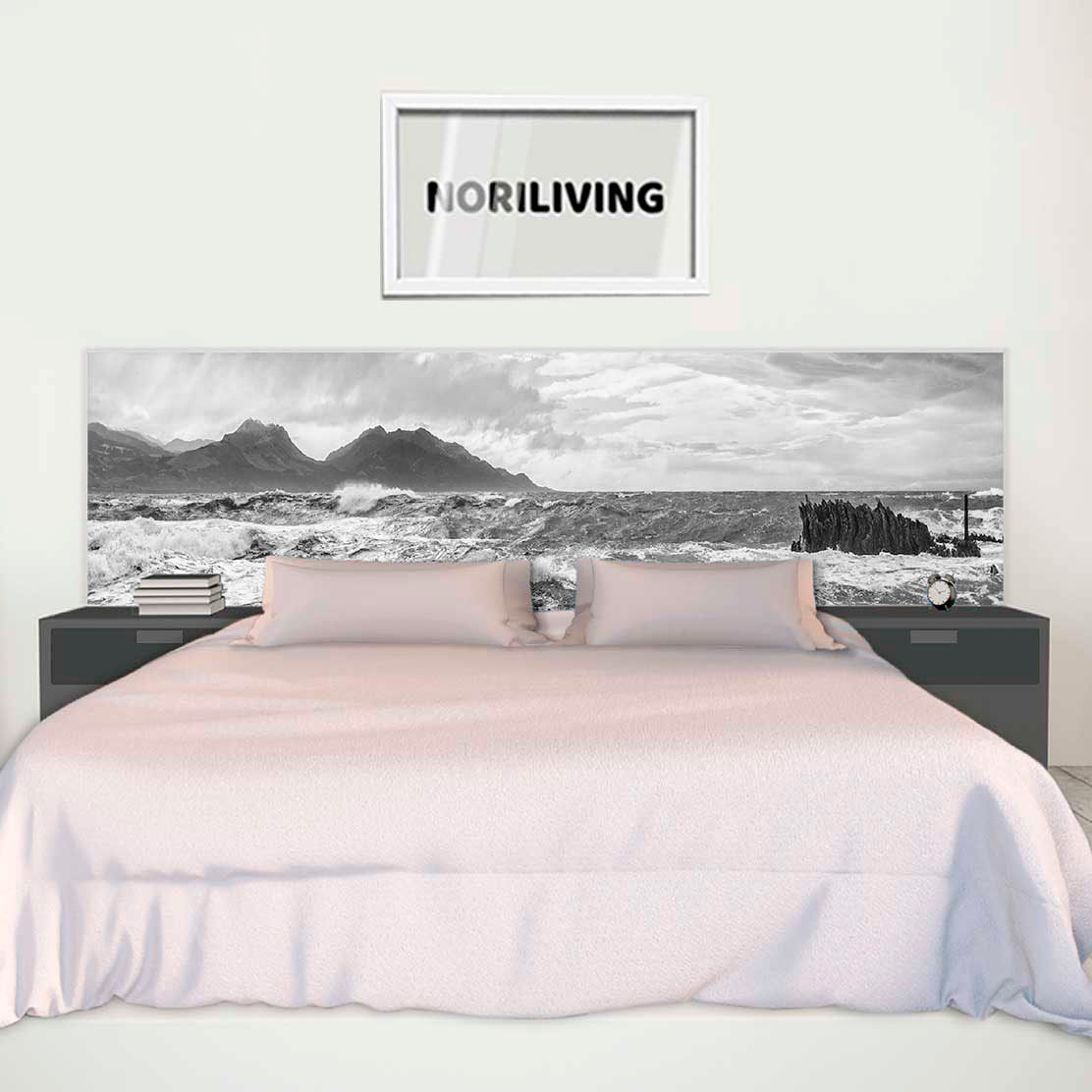 im Schlafzimmer eingebaute Bettrückwand mit Motiv wildes Wetter am Strand von Kaikoura Neuseeland 336 schwarz-weiß