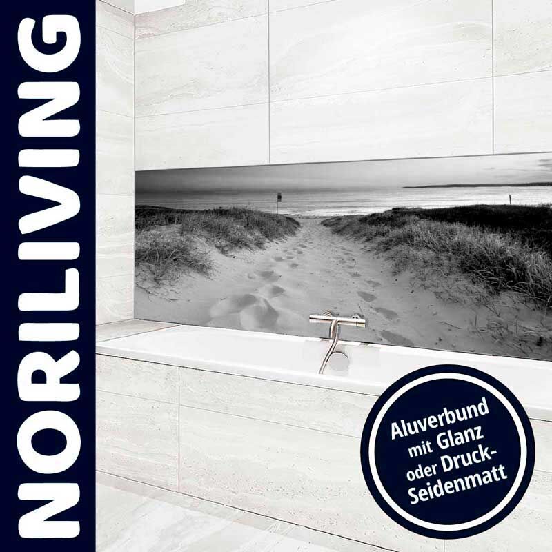 Elegantes Badezimmer mit einem Aluverbund-Wandbild von Noriliving, das eine Strandlandschaft zeigt. Verfügbare Oberflächen sind Glanz und Druck-Seidenmatt.