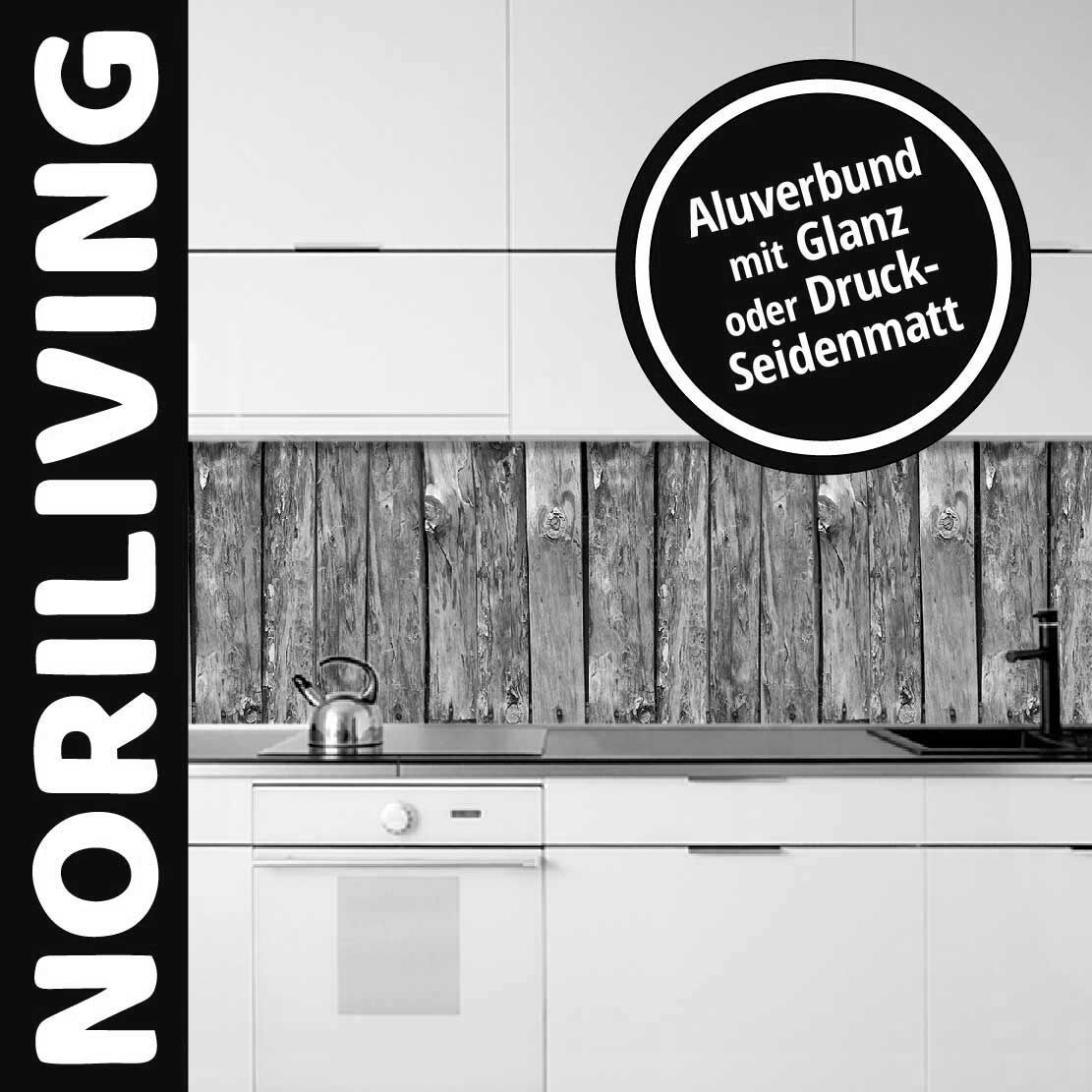Schwarze und weiße Küche mit Noriliving Küchenrückwand aus Holzoptik im Aluverbund, verfügbar in Glanz oder Druck-Seidenmatt