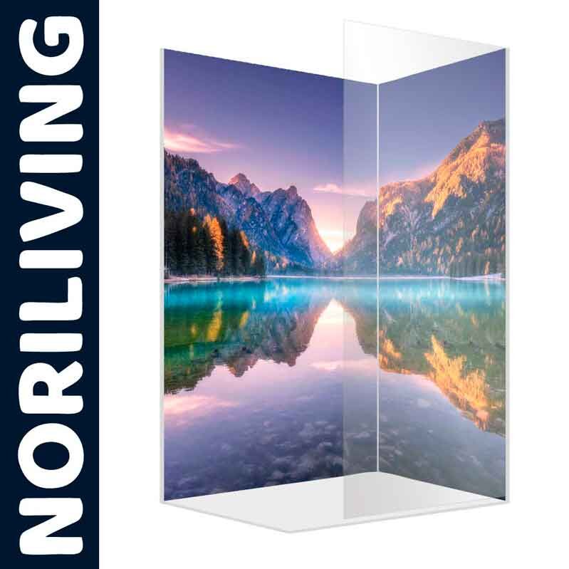 Duschwand von Noriliving mit Landschaftsmotiv, das Berge und einen See im Sonnenuntergang zeigt