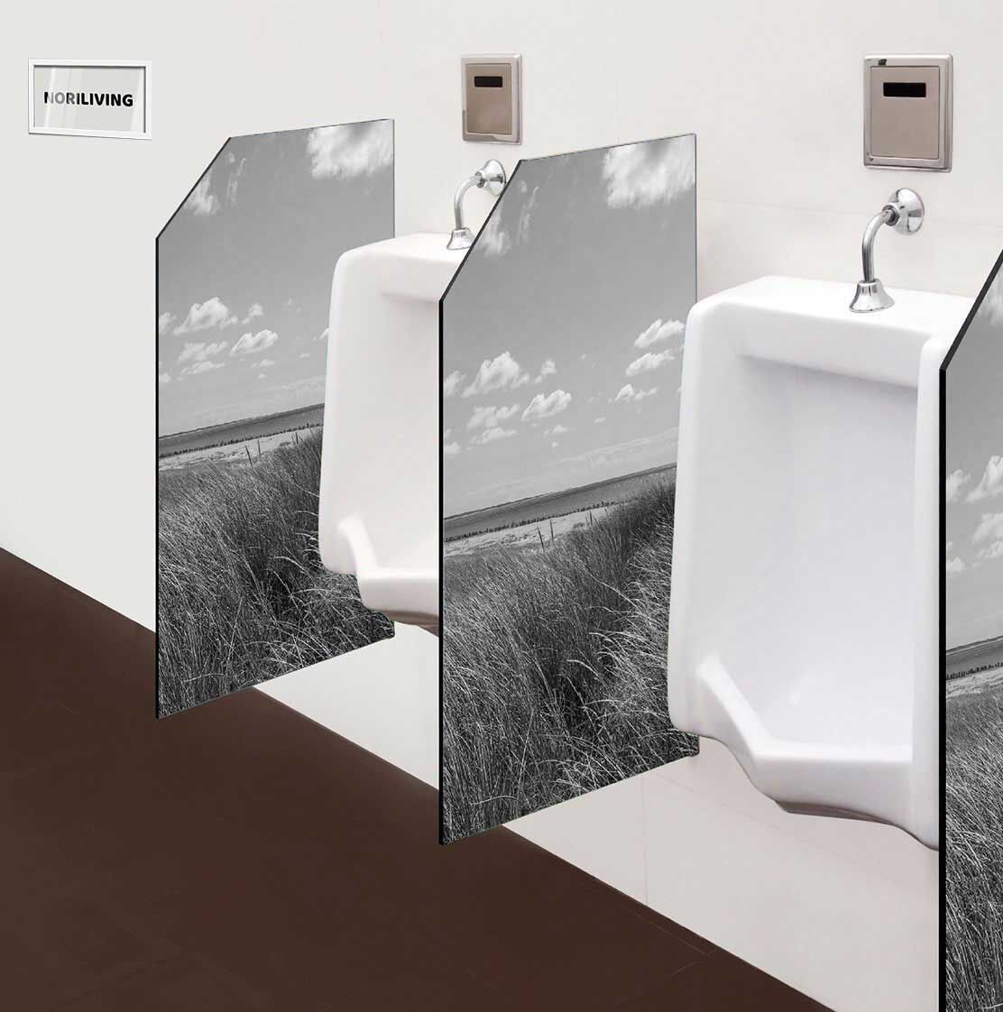 in der Toilette eingebaute Schamwand mit Motiv Strand und Grasdünen auf der Insel Sylt 096 schwarz-weiß