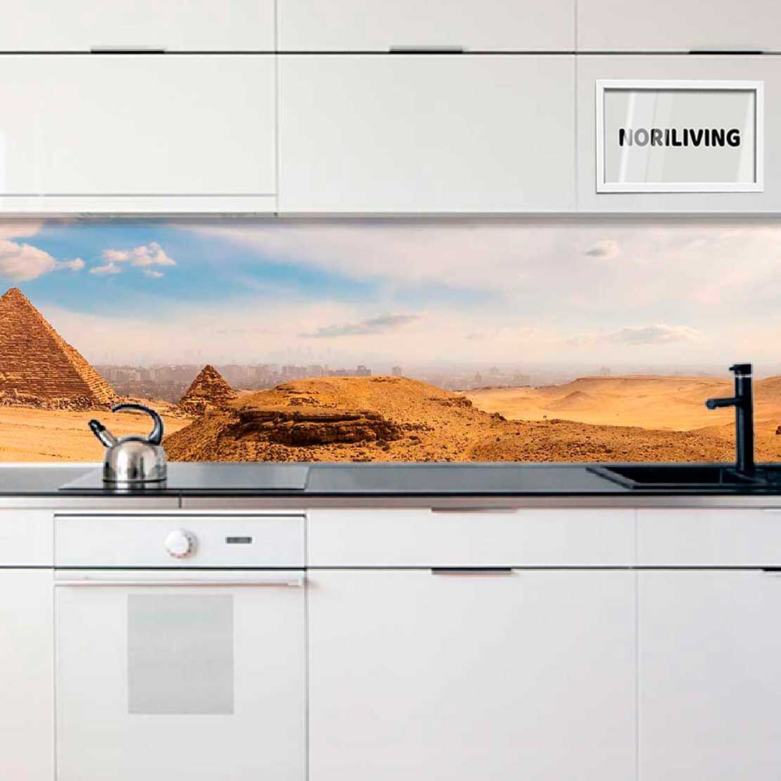 Weiße Küche mit einem Wandbild der Pyramiden von Gizeh als Rückwand