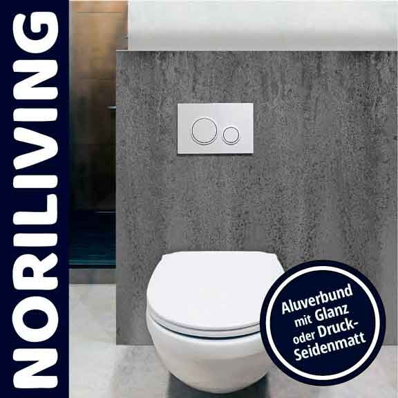 Badezimmer mit moderner Wandtoilette, Spültaste in Aluoptik. Schriftzug 'NORILIVING'. Designoptionen: Glanz oder Druck-Seidenmatt.