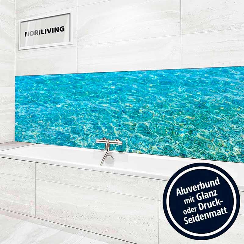 Moderne Badezimmergestaltung mit Ozeanmotiv an der Wand, Badewanne und Aluverbundoberfläche in Glanz oder Druckseidenmatt