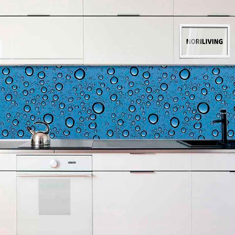 Weiße moderne Küche mit blauem Spritzschutz, der Wasserblasenmuster zeigt, und einem Wasserkocher auf der Arbeitsplatte