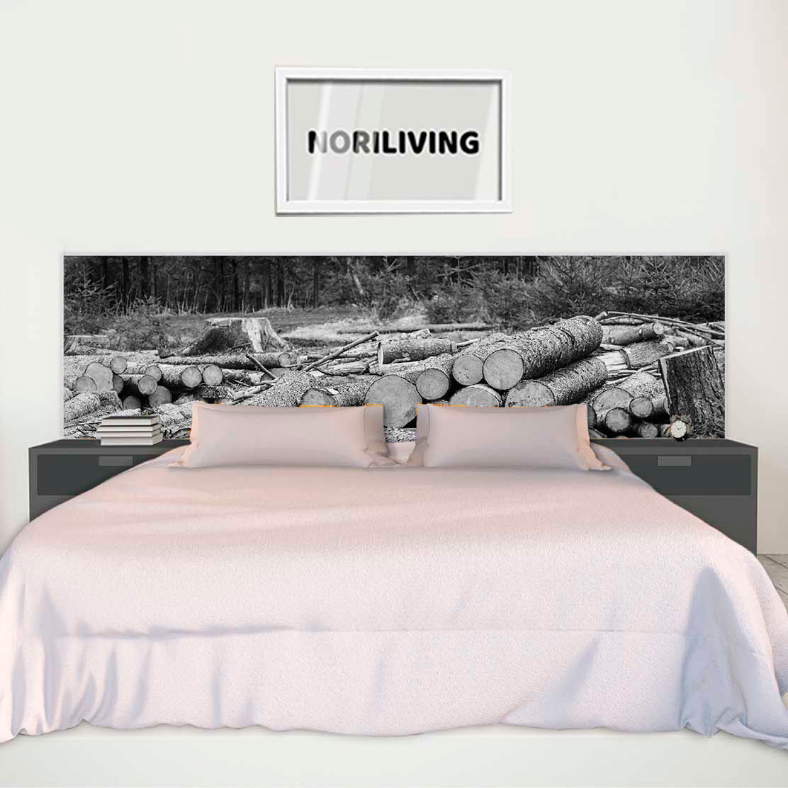 im Schlafzimmer eingebaute Bettrückwand mit Motiv gefällte Holzstämme im Wald 592 schwarz-weiß