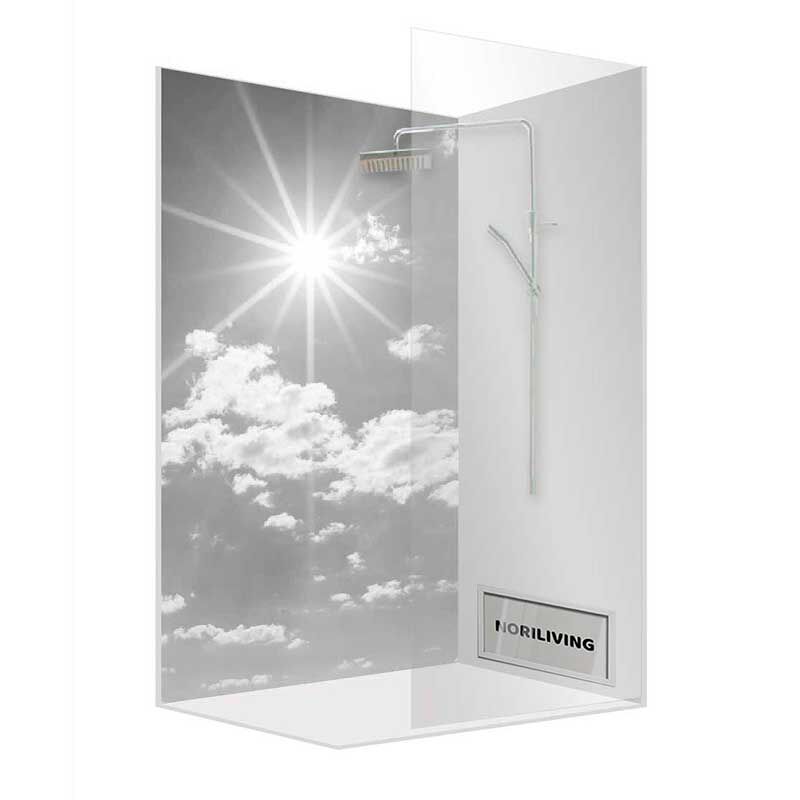 Duschabtrennung mit fotorealistischem Bild von Sonne und Wolken, ausgestattet mit einem modernen Regenduschkopf
