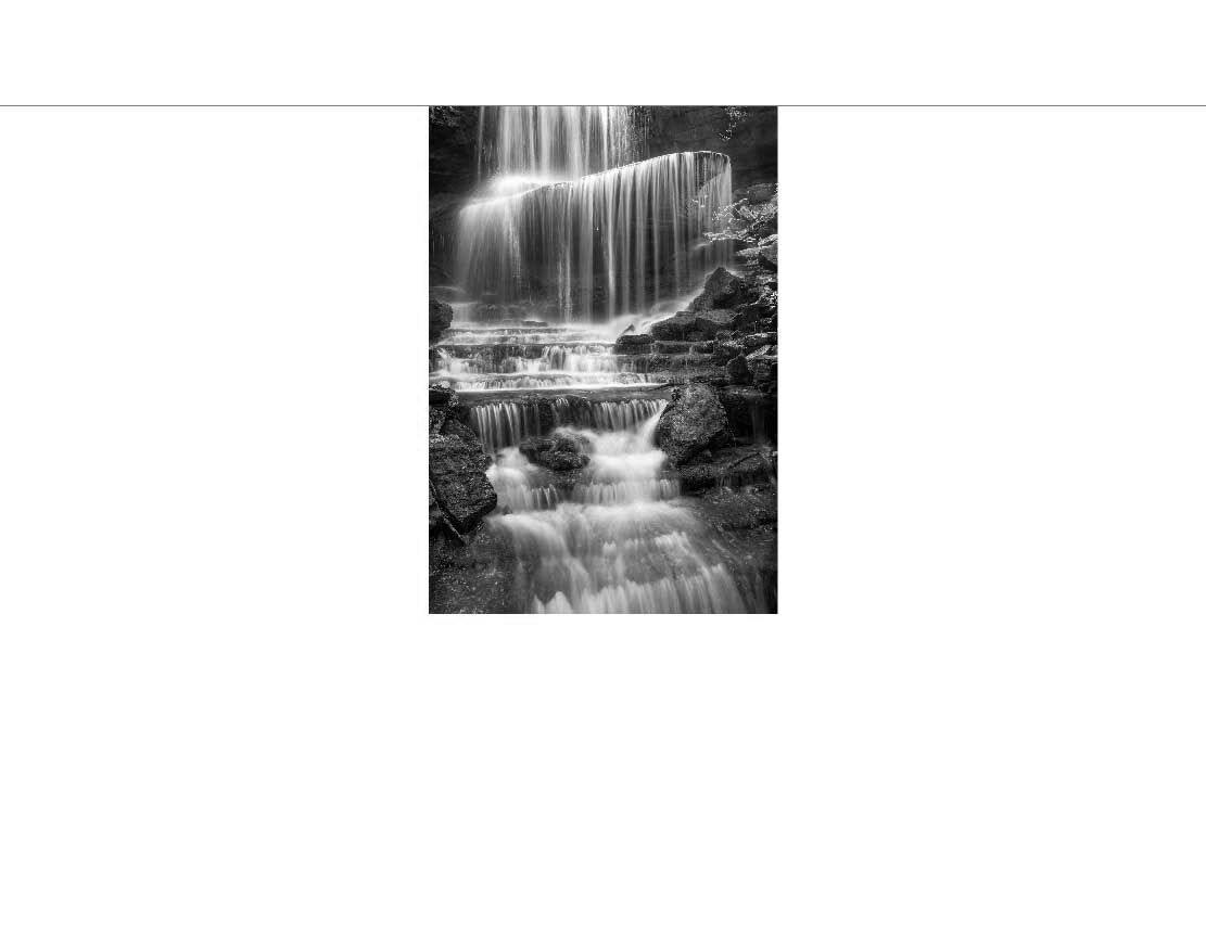 Ansicht des Badrückwand-Motivs Wasserfall Kaskaden 644 schwarz-weiß