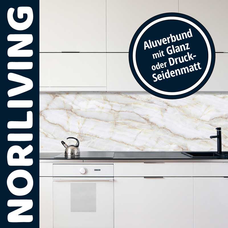 Küchenansicht mit Aluverbundrückwand in Marmoroptik, glänzend oder druckseidenmatt, und schlichten weißen Schränken
