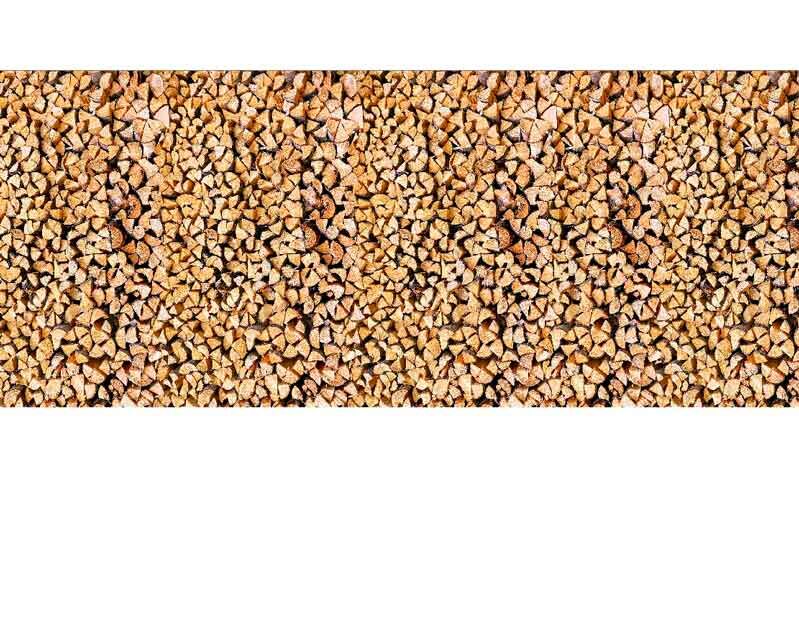 Ein großer Stapel aus handgeschnittenen Holzscheiten für Brennholz