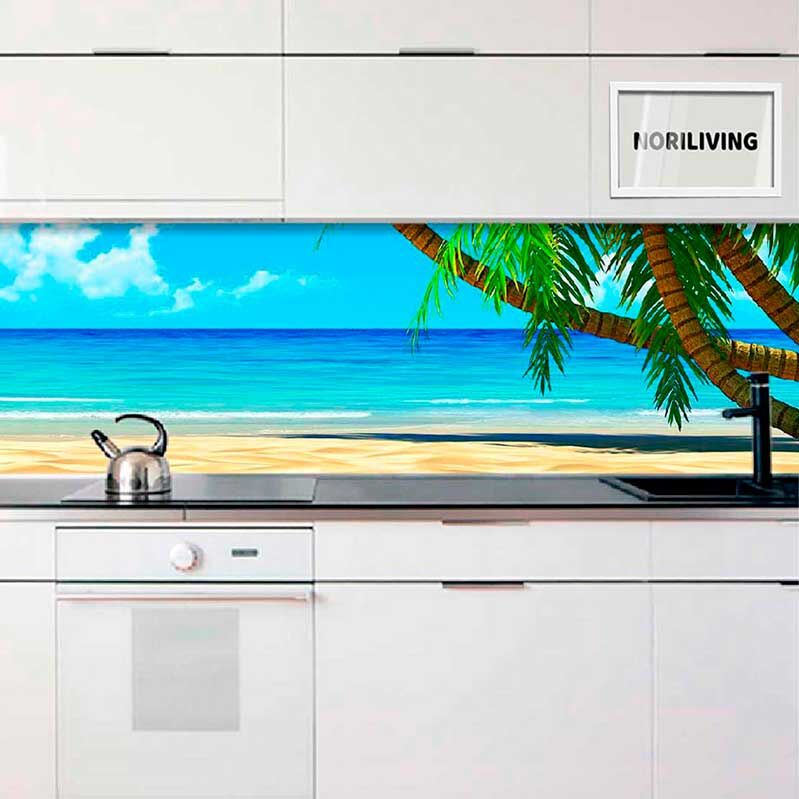 Moderne Küche mit weißem Design und einer Rückwand mit tropischem Strandmotiv; Palmen und Meer im Hintergrund
