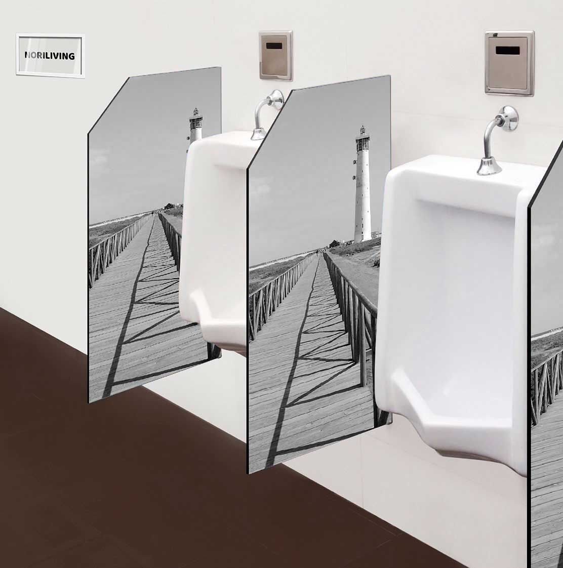 in der Toilette eingebaute Schamwand mit Motiv Leuchtturm am Strand 589 schwarz-weiß